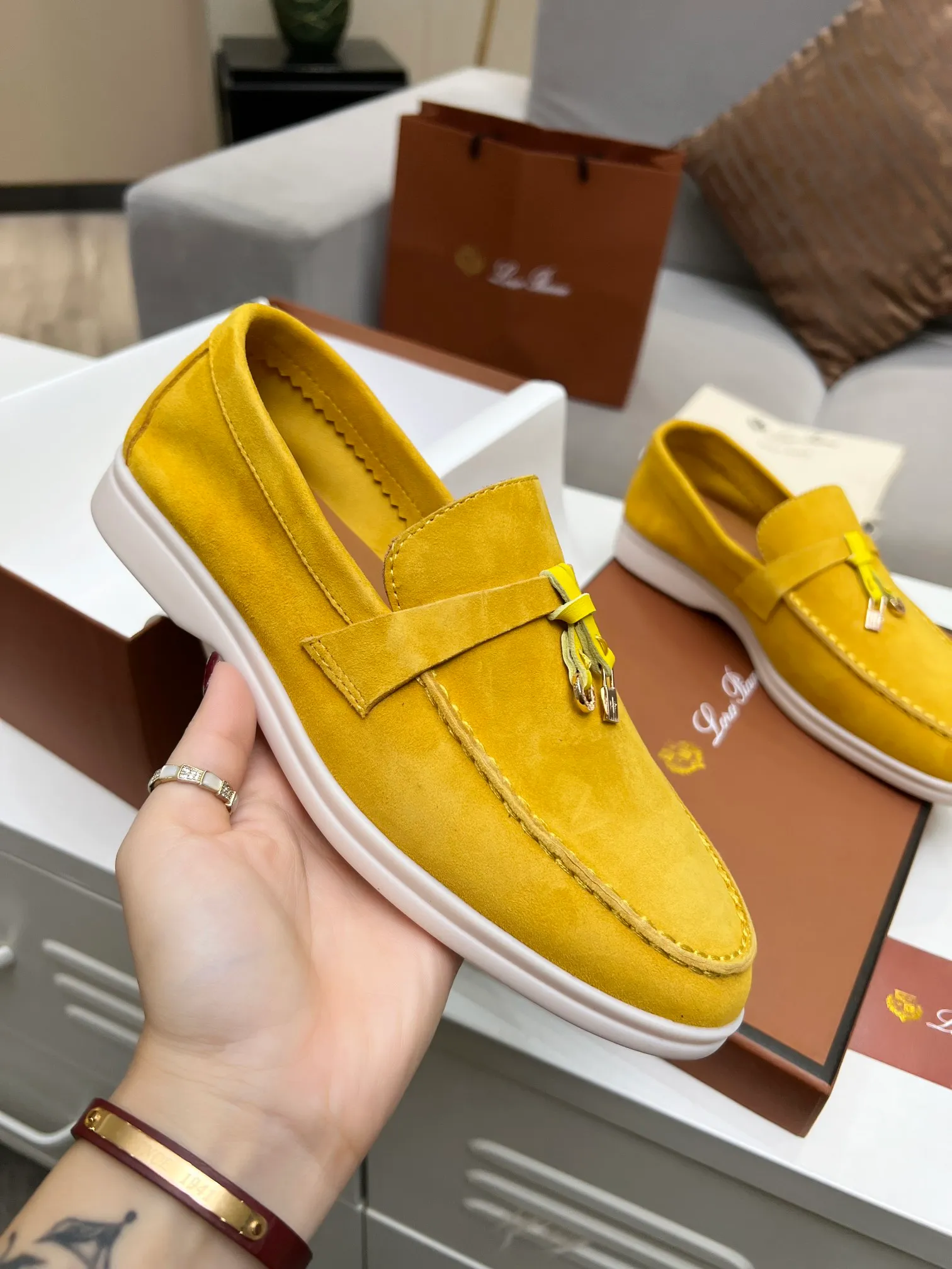 👟👟Ex-factory price 480👟👟 【Loro Piana】Italian top cashmere is fashionable and classic, and the leather is also practical and still of the highest quality on the Internet. Developed from the original board, the upper is made of Yangjing silk and is smooth. Leather lining, wear-resistant high-elastic beef tendon bottom. Size: 35-42, (men’s +10)